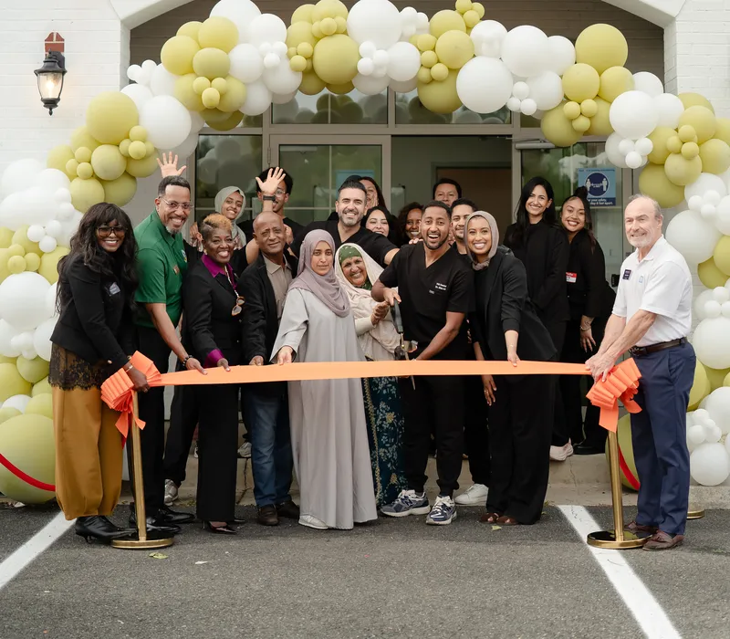 El Dr. Bilal Ali y el equipo de 703 Dental en la inauguración de la oficina de Woodbridge, VA