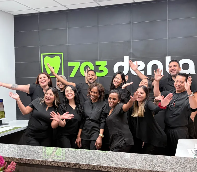 El equipo de 703 Dental celebrando en la recepción de la oficina de Woodbridge, VA