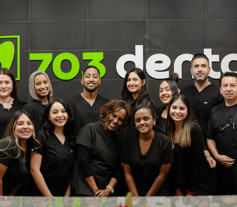 El equipo de 703 Dental en la recepción de Woodbridge, VA